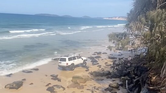 A four-wheel-drive races against the tide at Mudlo Rocks, Rainbow Beach on Monday, October 7. Photo: Rock Report Rainbow Beach