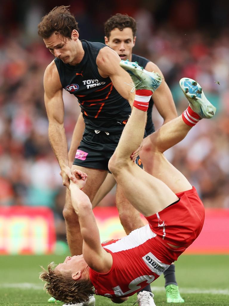 Quick thinking from the Giants player. Photo by Matt King/AFL Photos/via Getty Images