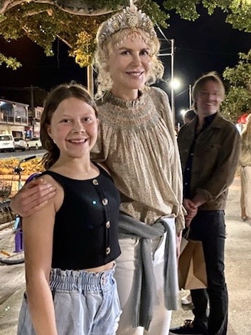 Nicole Kidman wearing her new crown at Byron Bay Twilight markets with the little girl from the ice cream shop @knoxandaya. Picture: summersdreaming.com