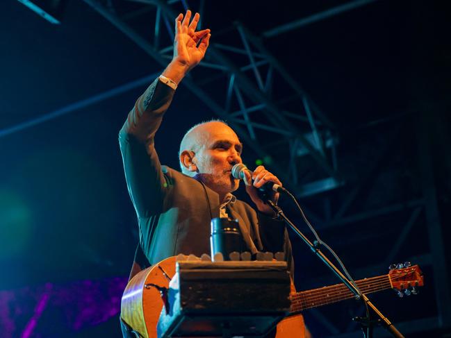 Paul Kelly performing at Rockin’ The Rainforest at Tamborine Mountain State School.