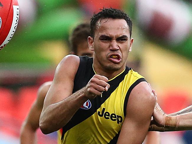 GOLD COAST, AUSTRALIA - JULY 06: Sydney Stack of the Tigers makes a handpass during the round 16 AFL match between the Gold Coast Suns and the Richmond Tigers at Metricon Stadium on July 06, 2019 in Gold Coast, Australia. (Photo by Jono Searle/AFL Photos via Getty Images )