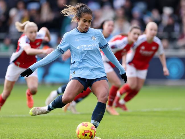 MANCHESTER, ENGLAND - FEBRUARY 02: Mary Fowler of Manchester City scores her team's third goal from the penalty spot during the Barclays Women's Super League match between Manchester City and Arsenal FC at Joie Stadium on February 02, 2025 in Manchester, England.  (Photo by Naomi Baker/Getty Images)