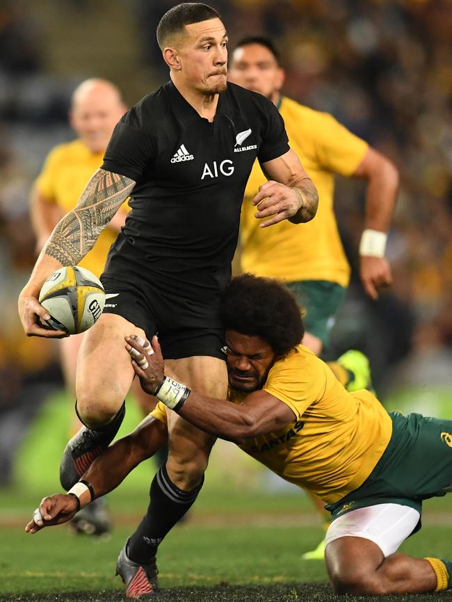 Henry Speight tries to stop Sonny Bill Williams.