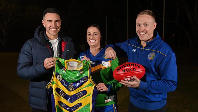 Golden Grove playing-coach Luke Barmby (right) with Richmond great Shane Edwards and women’s player Donna Jardine. Picture: Keryn Stevens