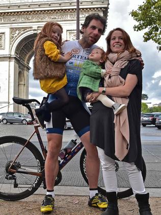 British cyclist Mark Beaumont poses with his family after arriving at the Arc de Triomphe in Paris on September 18, 2017 to complete his tour around the world in 78 days. British adventurer Mark Beaumont bettered the fictional exploits of Phileas Fogg -- by going around the world in under 80 days on a bicycle. The 34-year-old Scotsman set a new world record for circumnavigating the globe on a bike when he arrived at the Arc de Triomphe in Paris on the night of September 18, 78 days after setting out from the landmark in the centre of the French capital.  / AFP PHOTO / CHRISTOPHE ARCHAMBAULT