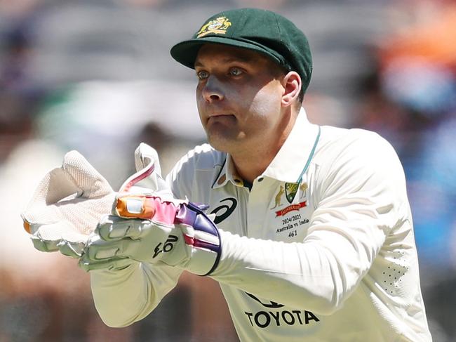 PERTH, AUSTRALIA - NOVEMBER 23: Alex Carey of Australia fields the ball during day two of the First Test match in the series between Australia and India at Perth Stadium on November 23, 2024 in Perth, Australia. (Photo by Robert Cianflone/Getty Images)