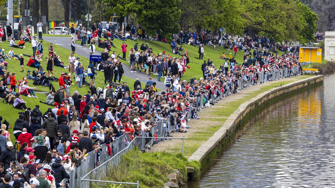 23/09/22 Crowds gather on the Yarra. Aaron Francis / Herald Sun