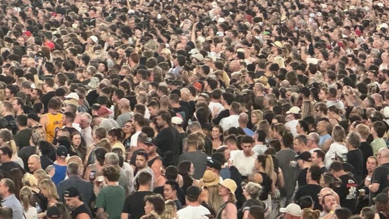 The heatwave did not stop many die hard fans from getting there early. Picture: News.com.au / Jasmine Kazlauskas