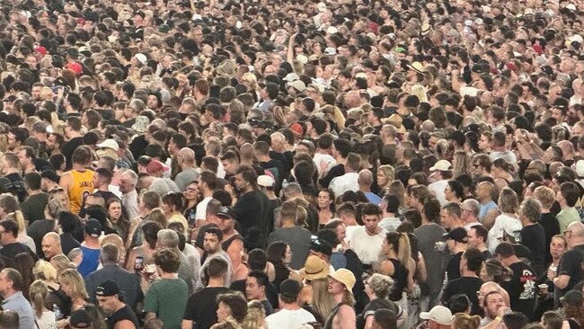 The heatwave did not stop many die hard fans from getting there early. Picture: News.com.au / Jasmine Kazlauskas