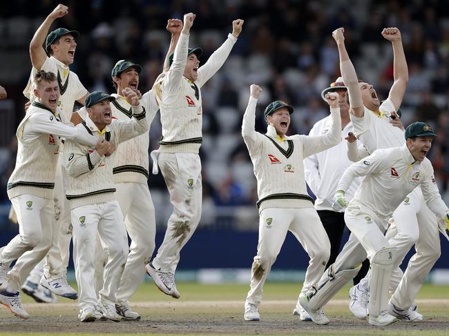 APAC Sports Pictures of the Week - 2019, September 9 - MANCHESTER, ENGLAND - SEPTEMBER 08: Australia celebrate after they claimed victory to retain the Ashes during day five of the 4th Specsavers Test between England and Australia at Old Trafford on September 08, 2019 in Manchester, England. (Photo by Ryan Pierse/Getty Images)