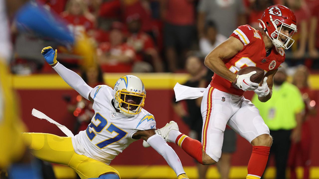 Los Angeles Chargers quarterback Justin Herbert warms up prior to an NFL  football game against the Kansas City Chiefs Sunday, Nov. 20, 2022, in  Inglewood, Calif. (AP Photo/Jae C. Hong Stock Photo 