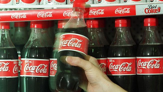 Coca-Cola cans and bottles are seen in a cooler at European Commission headquarters in Brussels, 19/10/2004.