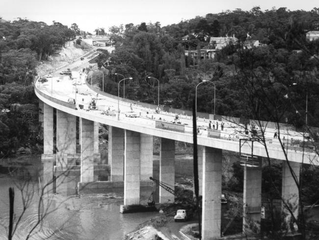 An old photo of Roseville Bridge.