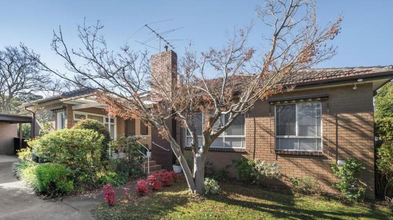 15 Sandy St, Nunawading sold at its auction.