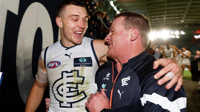 MELBOURNE, AUSTRALIA - AUGUST 6: Patrick Cripps of the Blues and Michael Voss, Senior Coach of the Blues celebrate during the 2023 AFL Round 21 match between the St Kilda Saints and the Carlton Blues at Marvel Stadium on August 6, 2023 in Melbourne, Australia. (Photo by Michael Willson/AFL Photos via Getty Images)