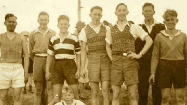 <source>A picture showing Flt-Sgt Rex Valentine Donowa in 1939 (third from left) with his soccer team.</source>