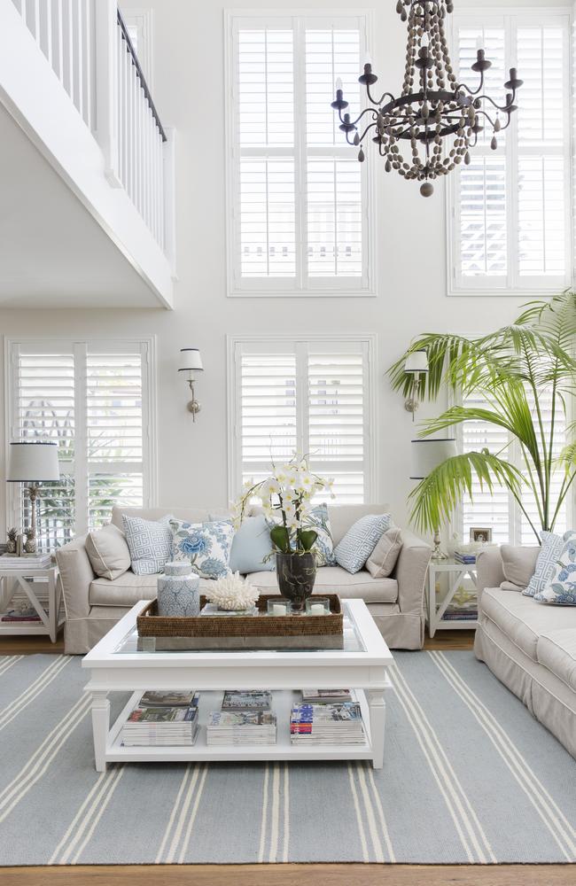 It’s not just about all shades of white. Styling is key in getting the Hamptons look right. Natalee has used an oversized chandelier to draw the eye upwards while plants, generous sofas and a floor rug provide structure.