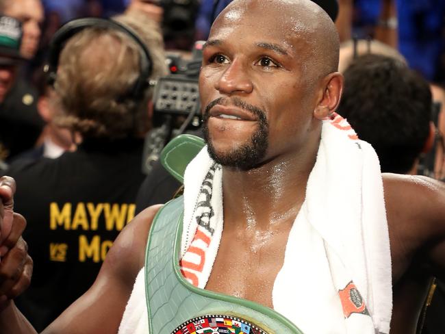 LAS VEGAS, NV - AUGUST 26:  Floyd Mayweather Jr. celebrates with the WBC Money Belt after his TKO of Conor McGregor in their super welterweight boxing match on August 26, 2017 at T-Mobile Arena in Las Vegas, Nevada.  (Photo by Christian Petersen/Getty Images) *** BESTPIX ***