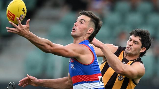 LAUNCESTON, AUSTRALIA - FEBRUARY 27: Sam Darcy of the Bulldog juggles the ball during the 2025 AAMI AFL Community Series match between the Western Bulldogs and the Hawthorn Hawks at University of Tasmania Stadium on February 27, 2025 in Launceston, Australia.  (Photo by Steve Bell/Getty Images)