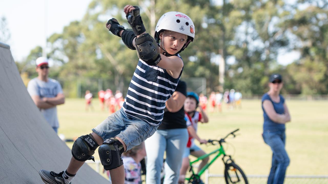 Tommy Kelly pictured competing at Berowra skate park at the skate, scooter and BMX battle royale. (AAP IMAGE / MONIQUE HARMER)