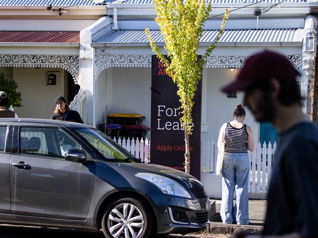 MELBOURNE, AUSTRALIA - NCA NewsWire Photos - 3 FEBRUARY, 2024:  People queue up to inspect a rental property in Collingwood Picture: NCA NewsWire / Diego Fedele