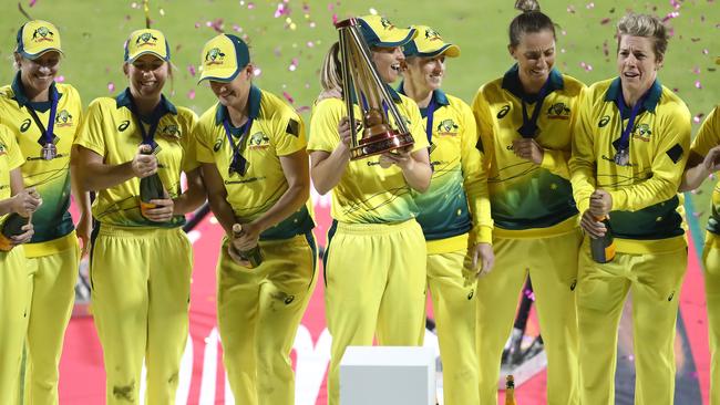 Meg Lanning lifts the Ashes trophy after the 2019 series. Picture: Michael Steele/Getty