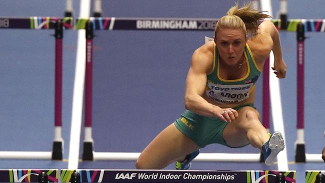 Germany's Cindy Roleder (L), Australia's Sally Pearson (C) and US athlete Kendra Harrison compete in the women's 60m hurdles semi-finals at the 2018 IAAF World Indoor Athletics Championships at the Arena in Birmingham on March 3, 2018. / AFP PHOTO / Adrian DENNIS