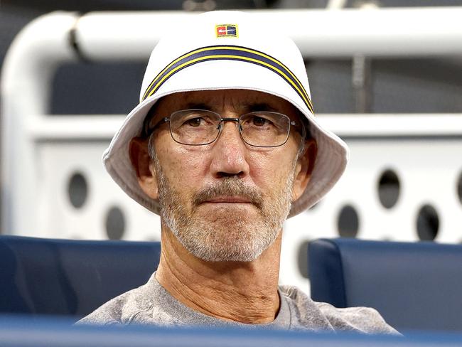 MASON, OHIO - AUGUST 18: Darren Cahill watches Jannik Sinner of Italy play Alexander Zverev of Germany during the semifinals on Day 8 of the Cincinnati Open at the Lindner Family Tennis Center on August 18, 2024 in Mason, Ohio. Matthew Stockman/Getty Images/AFP (Photo by MATTHEW STOCKMAN / GETTY IMAGES NORTH AMERICA / Getty Images via AFP)