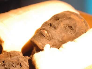 Mummy of Tutankhamen in scene from TV documentary "King Tut's Curse" tuts/TV/Programs/Titles/King/Tuts/Curse