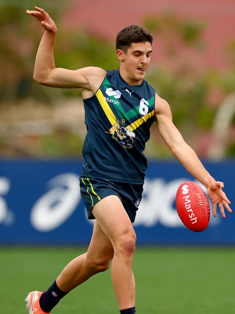 Josh Lindsay turns onto his left boot. Picture: Josh Chadwick/AFL Photos/via Getty Images
