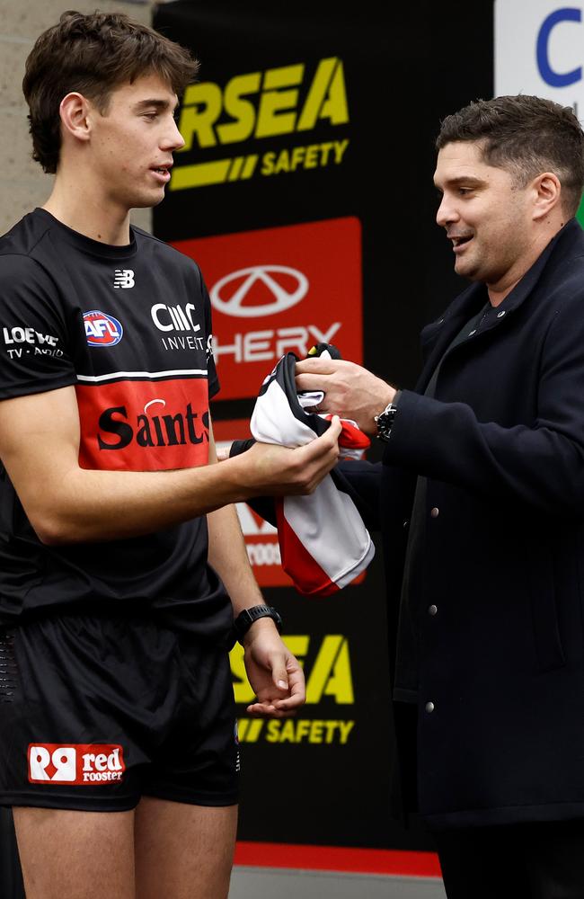 Hugh Boxshall is presented with his jumper by SuperCoach ambassador Leigh Montagna. Picture: Michael Willson/AFL Photos via Getty Images.