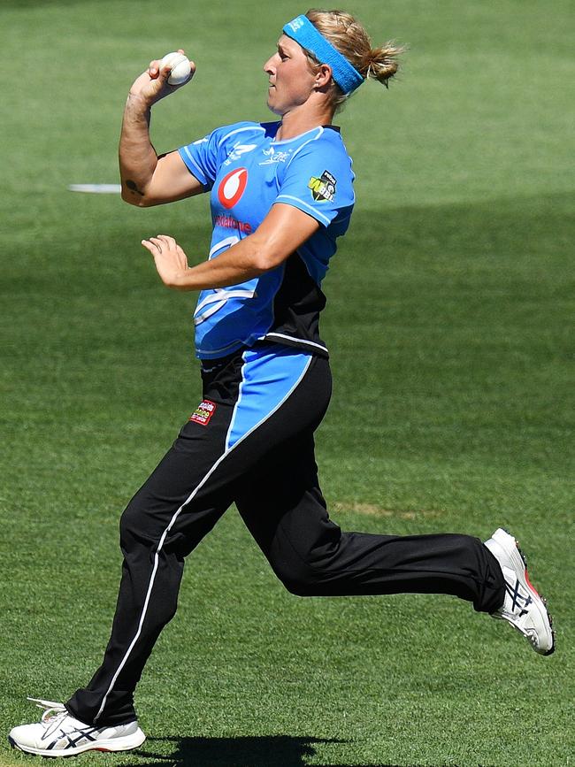 Sophie Devine of the Adelaide Strikers bowls at Adelaide Oval while wearing a bright blue headband for the first time. She is challenging opposition players to wear a headband too and she’ll donate money to charity on their behalf. Photo: Daniel Kalisz/Getty Images