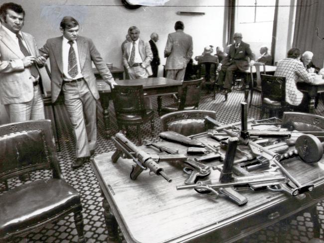 Police displaying firearms guns used in the Great Bookie Robbery at the Victorian Club in 1976.