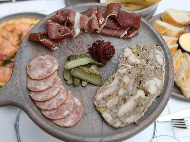 Restaurant REVIEW. Jardin St james. Dishes: Small charcuterie board