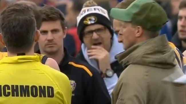 Damien Hardwick chats to the VFL side.