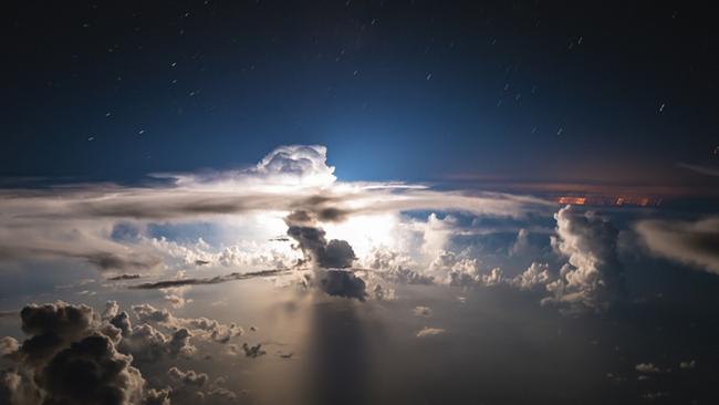 A sharp lightning illuminates this narrow yet powerful storm. Picture: Santiago Borja / www.santiagoborja.com