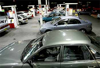 Fill 'er up ... motorists pounce on comparatively cheap fuel prices / Troy Bendeich