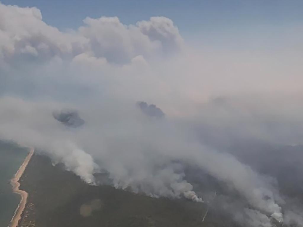 The bushfire in central Queensland is threatening homes in Deepwater and Baffle Creek. Picture: AAP Image/QLD Fire and Emergency