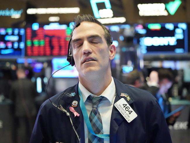 TOPSHOT - Traders work on the floor at the closing bell of the Dow Industrial Average at the New York Stock Exchange on March 11, 2020 in New York. - Wall Street stocks dove deeper into the red in afternoon trading on March 11, 2020, with losses accelerating after the World Health Organization declared the coronavirus a global pandemic. Near 1710 GMT, the Dow Jones Industrial was down more than 1,200 points, or 5.0 percent, at 23,777.17. The broad-based S&P 500 slumped 4.6 percent to 2,749.88, while the tech-rich Nasdaq Composite Index tumbled 4.4 percent to 7,979.15. (Photo by Bryan R. Smith / AFP)