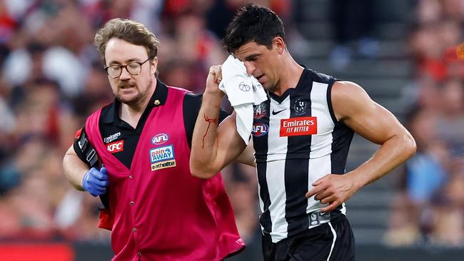 Scott Pendlebury of the Magpies leaves the field after getting poked in the eye. Picture: Getty Images