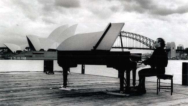 Carles Santos’s Piano Performance, 8th Biennale, 1990.