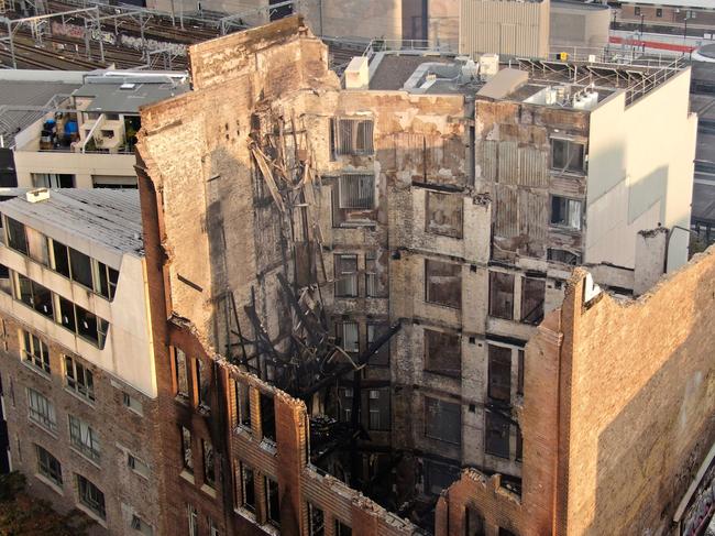 TOPSHOT - This handout photo taken on May 26, 2023 and released by the Fire and Rescue NSW shows an aerial view of the gutted building where a fire broke out a day earlier in central Sydney. Two 13-year-olds have turned themselves over to police after a blaze gutted a seven-storey heritage building in central Sydney, officers said. (Photo by Handout / FIRE AND RESQUE NSW / AFP) / RESTRICTED TO EDITORIAL USE - MANDATORY CREDIT "AFP PHOTO / FIRE AND RESCUE NSW" - NO MARKETING - NO ADVERTISING CAMPAIGNS - DISTRIBUTED AS A SERVICE TO CLIENTS