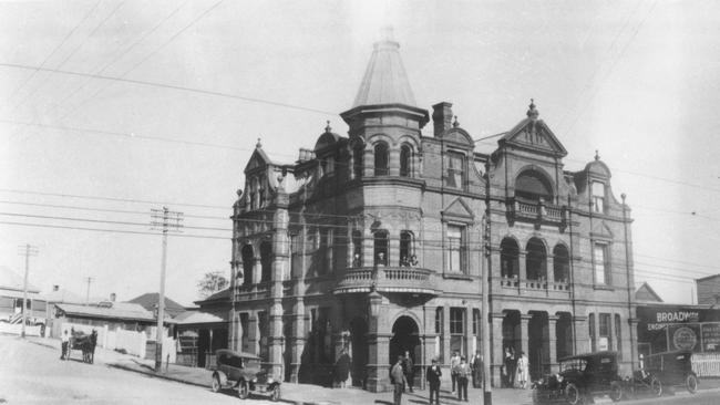 A photo of the Broadway Hotel, Woolloongabba circa 1929.