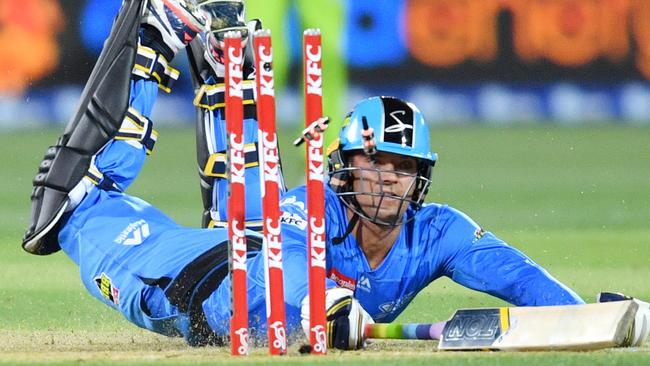 Alex Carey of the Adelaide Strikers is run out during the Big Bash League (BBL) cricket match between the Adelaide Strikers and Sydney Thunder at Adelaide Oval in Adelaide, Saturday, February 1, 2020. (AAP Image/David Mariuz) NO ARCHIVING, EDITORIAL USE ONLY, IMAGES TO BE USED FOR NEWS REPORTING PURPOSES ONLY, NO COMMERCIAL USE WHATSOEVER, NO USE IN BOOKS WITHOUT PRIOR WRITTEN CONSENT FROM AAP