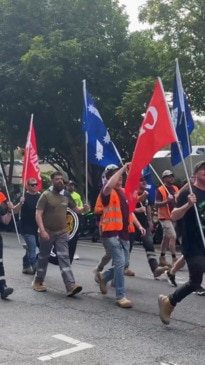 Defiant CFMEU members chant leaders' names