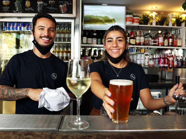 <span id="U801630282928pyB" style="word-spacing:0.0em;">Marcus Costa and Nicola Mavris serve up the drinks at Coogee Bay Hotel which has had to postpone the relaunch of its live music venue Selina’s. Picture: Tim Hunter</span>