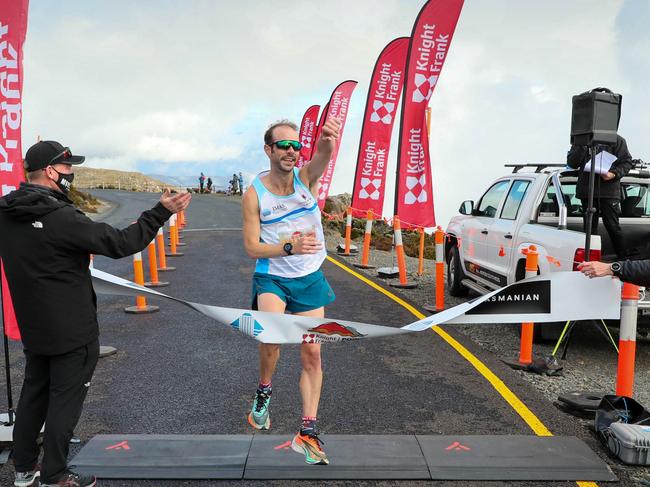 Nick Earl crosses the line to take out the men’s title in the 2021 Point to Pinnacle. Picture: Robert Groom