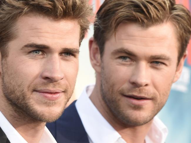 Actors Liam Hemsworth (L) and Chris Hemsworth arrive for the premiere of Warner Bros' "Vacation" at the Regency Village Theatre in Los Angeles on July 27, 2015. AFP PHOTO/ROBYN BECK / AFP PHOTO / ROBYN BECK