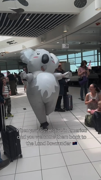 Sisters' very Aussie airport welcome