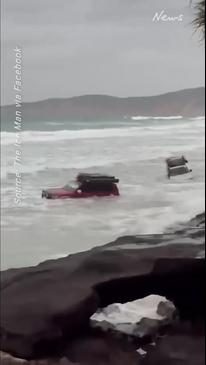 WATCH: Cars caught in water off Rainbow Beach